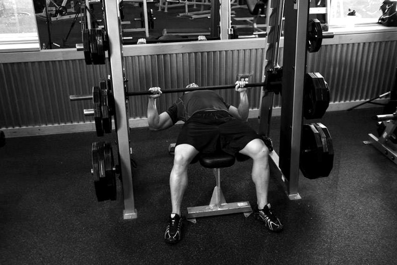 Smith Machine Bench Press — start position demonstration photo