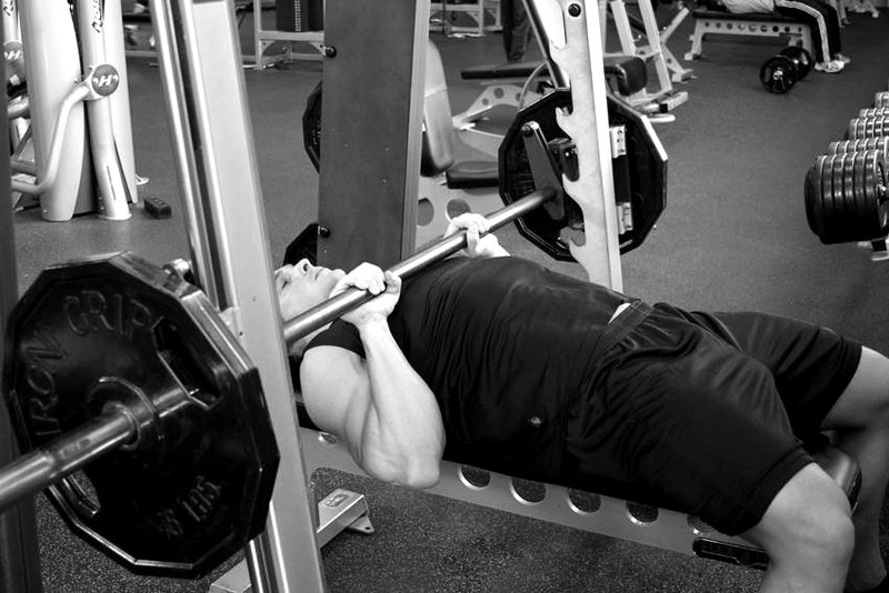 Smith Machine Close-Grip Bench Press — start position demonstration photo