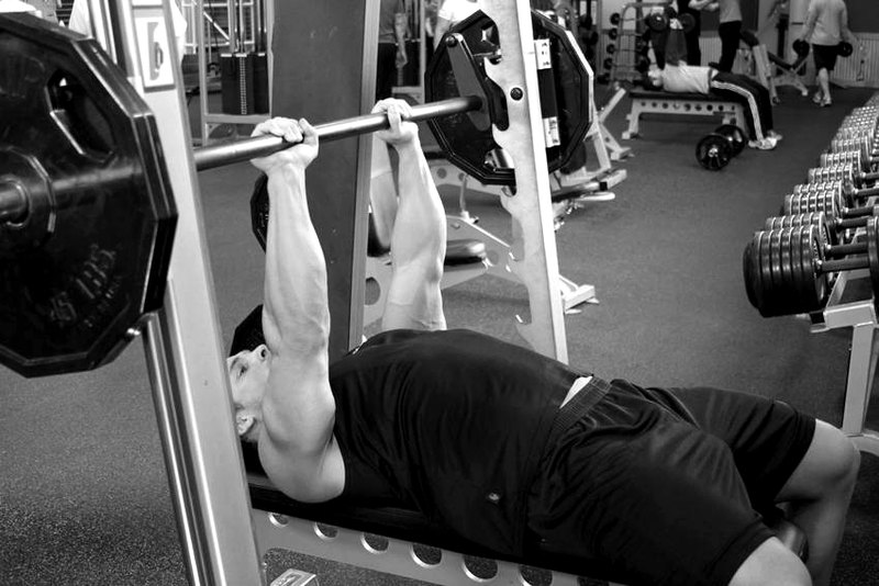 Smith Machine Close-Grip Bench Press — end position demonstration photo