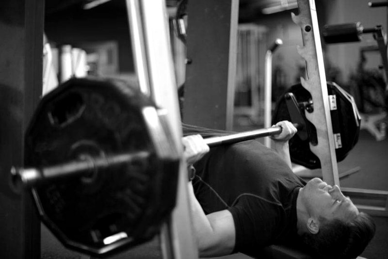 Smith Machine Decline Press — start position demonstration photo