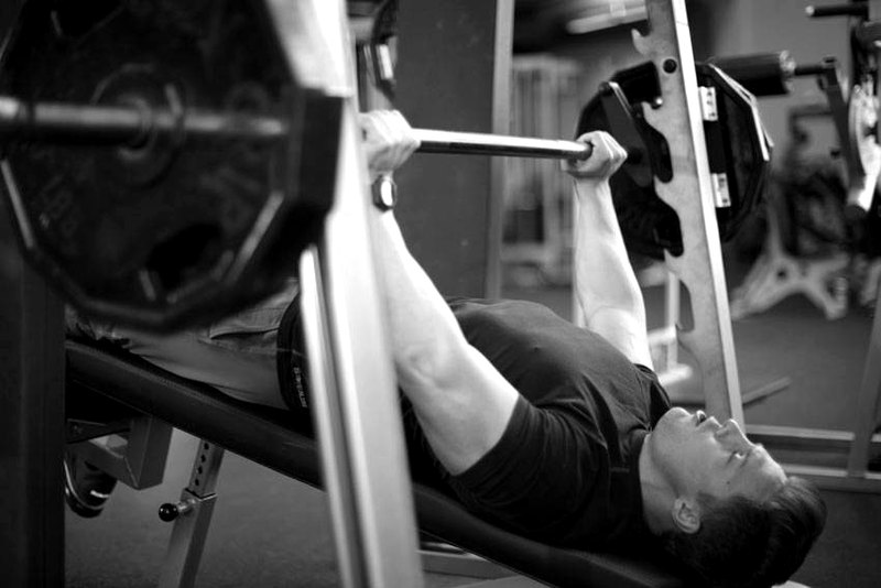 Smith Machine Decline Press — end position demonstration photo
