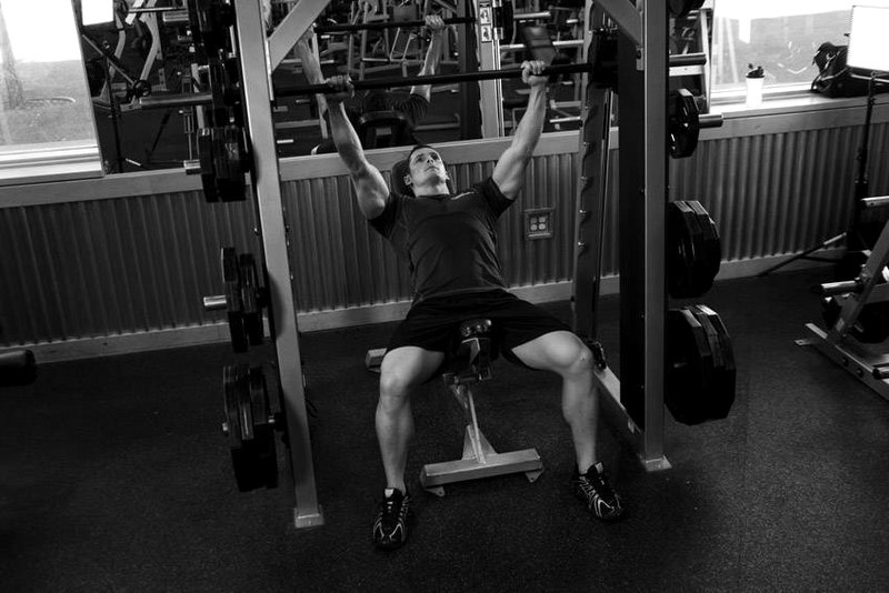 Smith Machine Incline Bench Press — end position demonstration photo