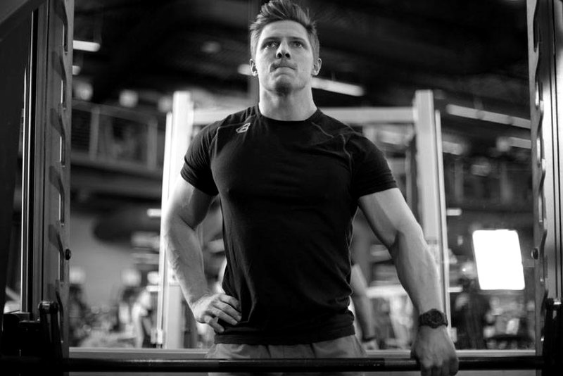 Smith Machine One-Arm Upright Row — start position demonstration photo