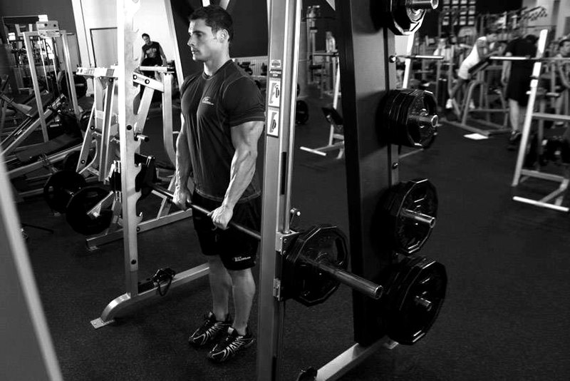 Smith Machine Upright Row — start position demonstration photo