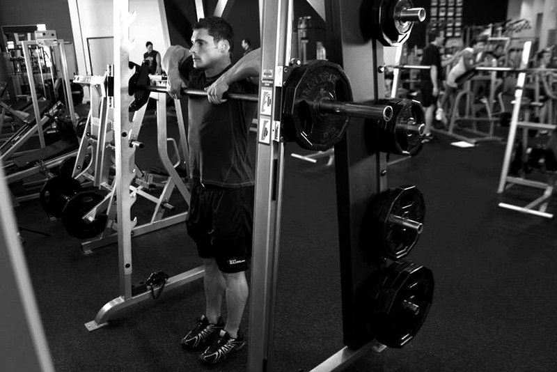 Smith Machine Upright Row — end position demonstration photo