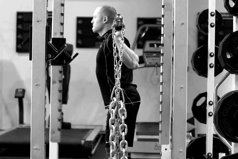 Squat with Chains — start position demonstration photo