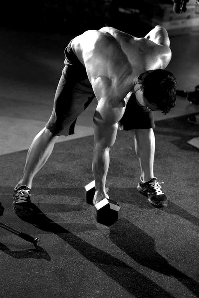 Standing Concentration Curl — start position demonstration photo
