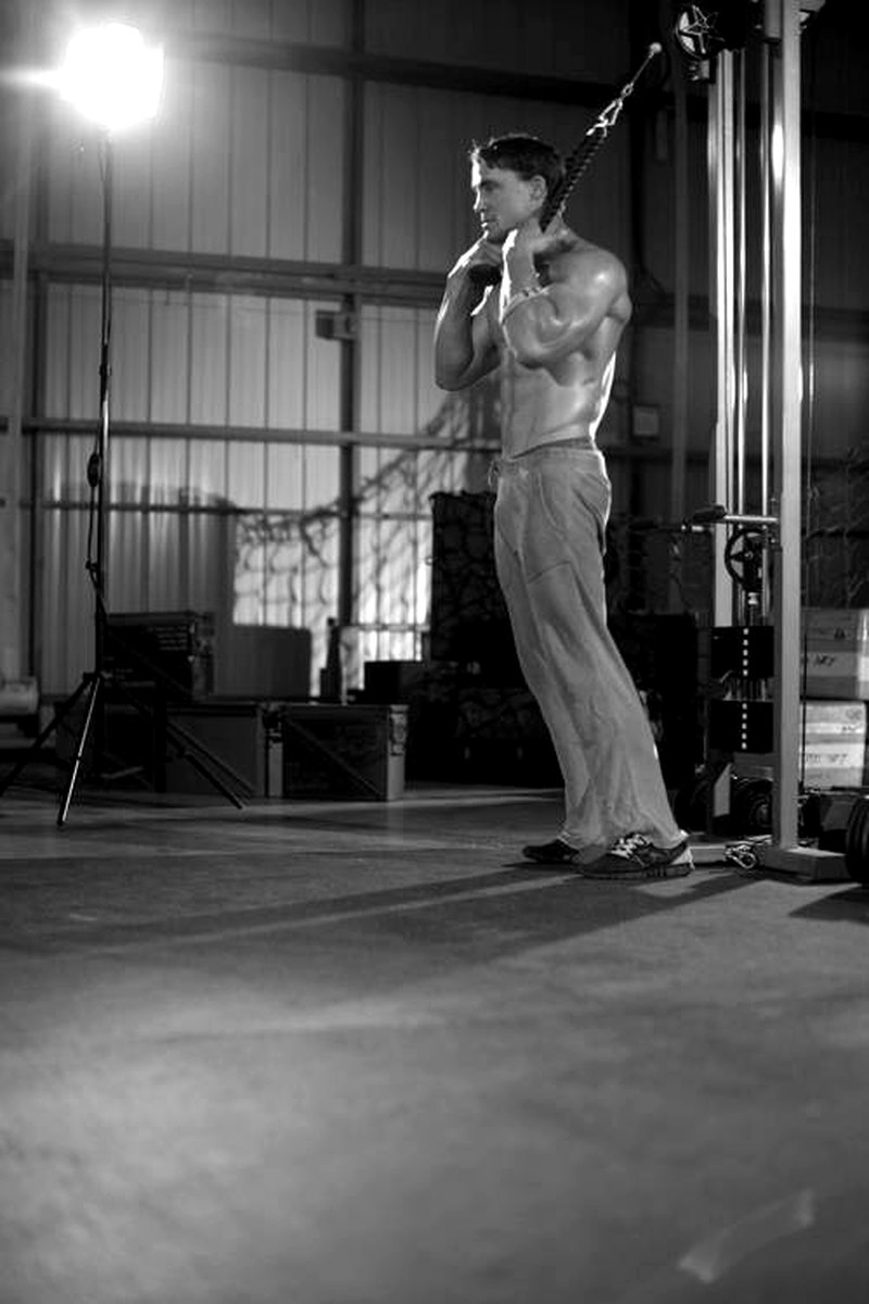 Standing Rope Crunch — start position demonstration photo