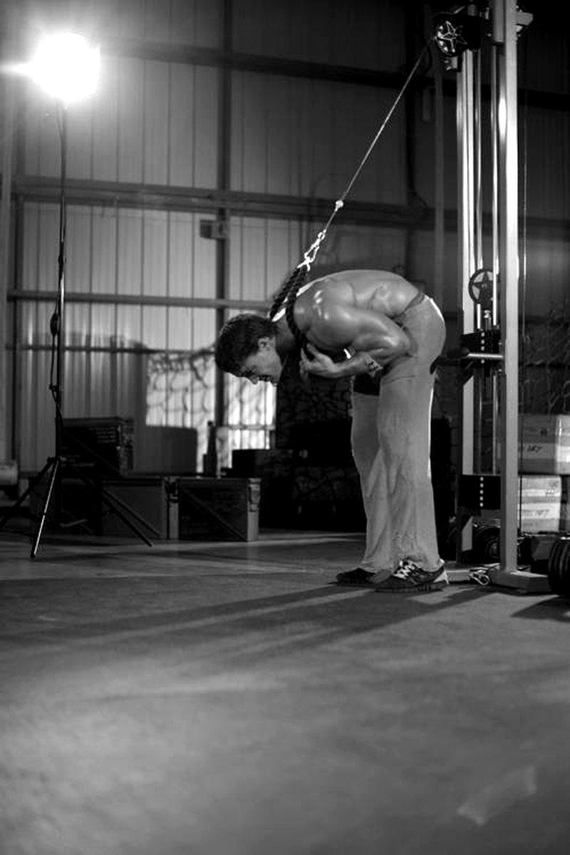 Standing Rope Crunch — end position demonstration photo