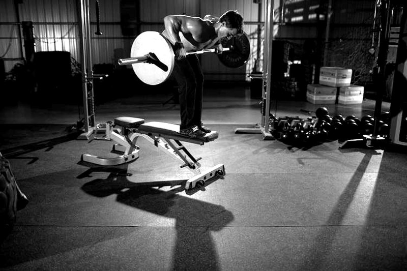 Straight Bar Bench Mid Rows — end position demonstration photo