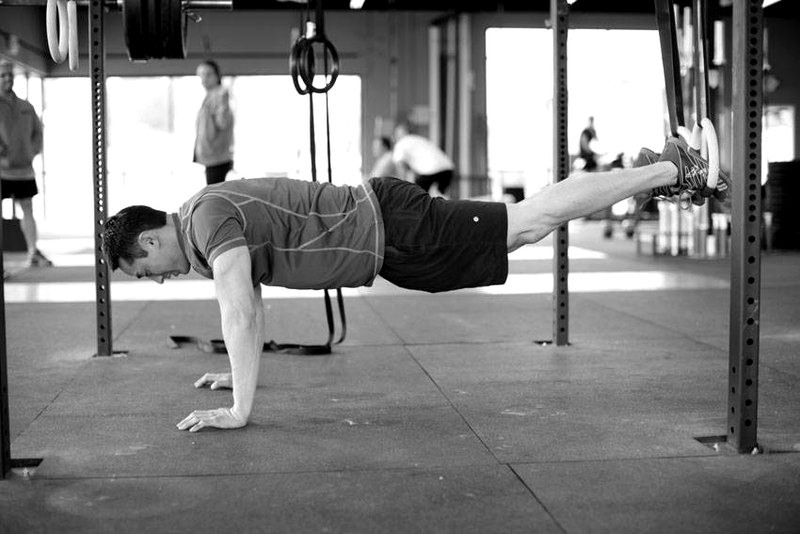 Suspended Reverse Crunch — start position demonstration photo