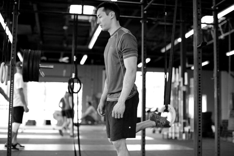 Suspended Split Squat — start position demonstration photo