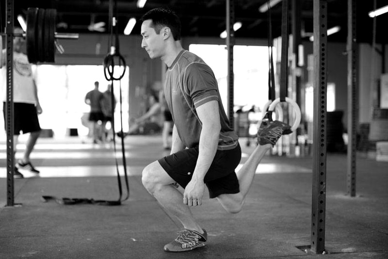 Suspended Split Squat — end position demonstration photo