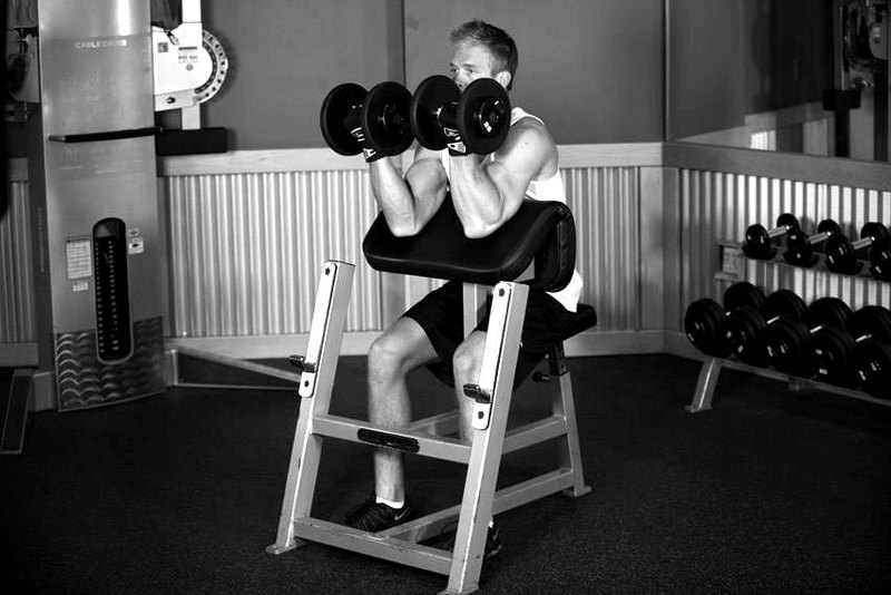 Two-Arm Dumbbell Preacher Curl — end position demonstration photo