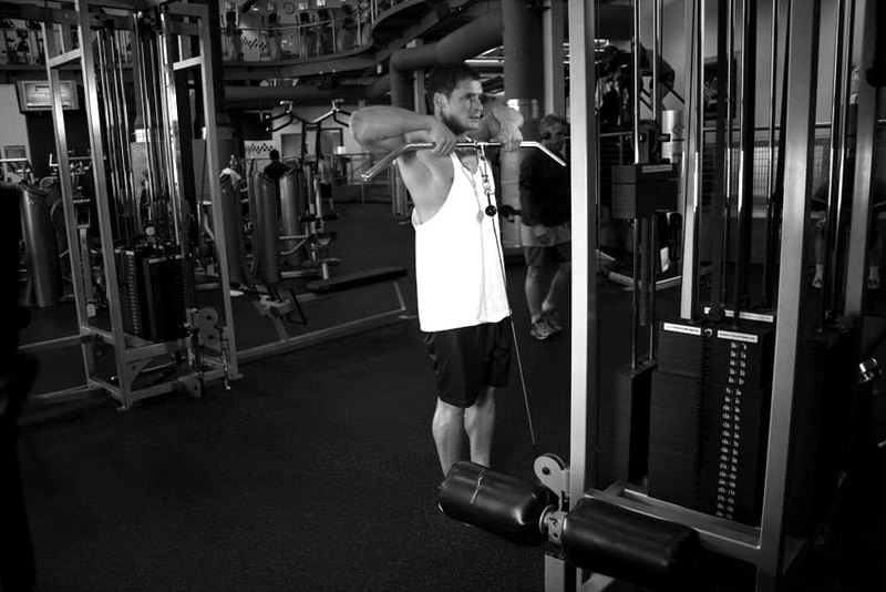 Upright Cable Row — start position demonstration photo