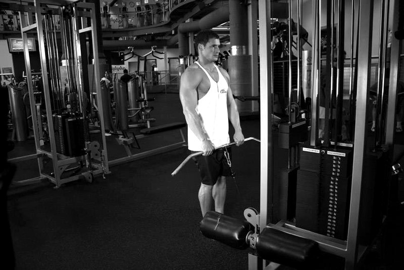 Upright Cable Row — end position demonstration photo