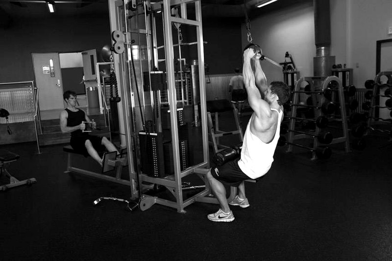 V-Bar Pulldown — end position demonstration photo