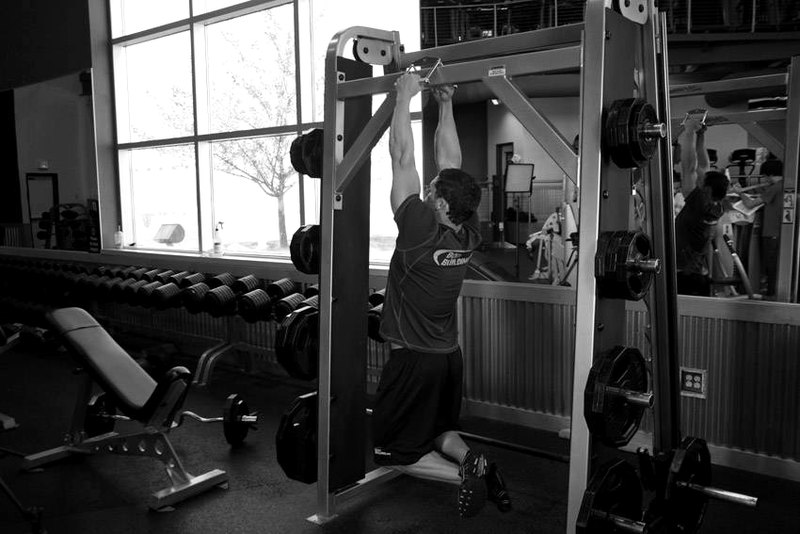 V-Bar Pullup — end position demonstration photo
