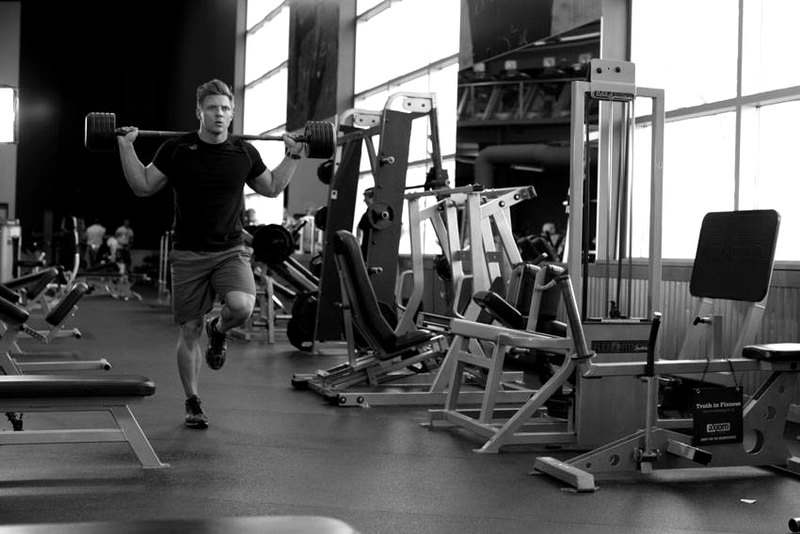 Walking Lunge — start position demonstration photo