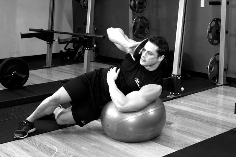 Weighted Ball Side Bend — end position demonstration photo