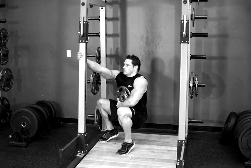 Weighted Sissy Squat — end position demonstration photo