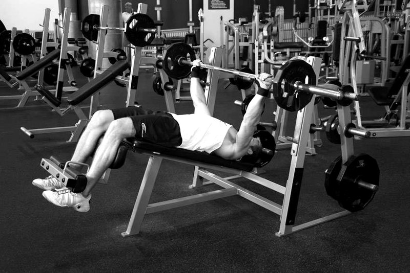 Wide-Grip Decline Barbell Bench Press — start position demonstration photo