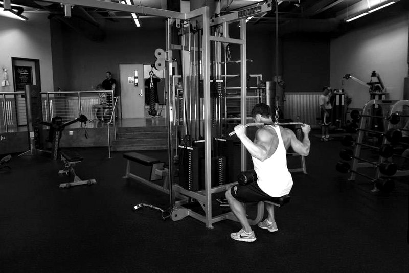 Wide-Grip Pulldown Behind The Neck — start position demonstration photo