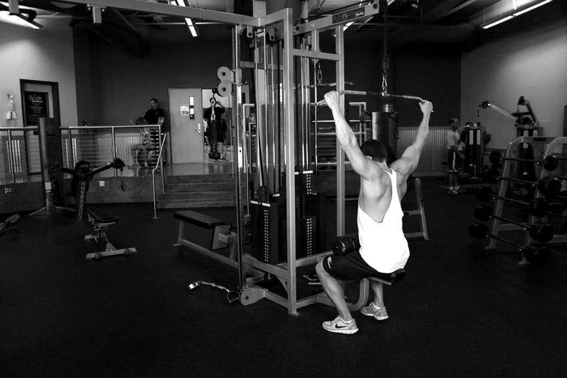 Wide-Grip Pulldown Behind The Neck — end position demonstration photo