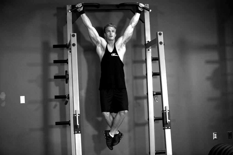 Wide-Grip Rear Pull-Up — start position demonstration photo