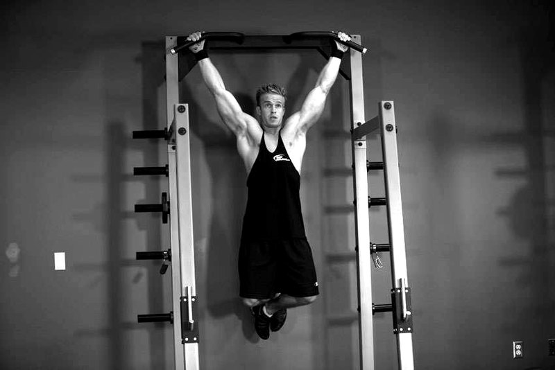 Wide-Grip Rear Pull-Up — end position demonstration photo